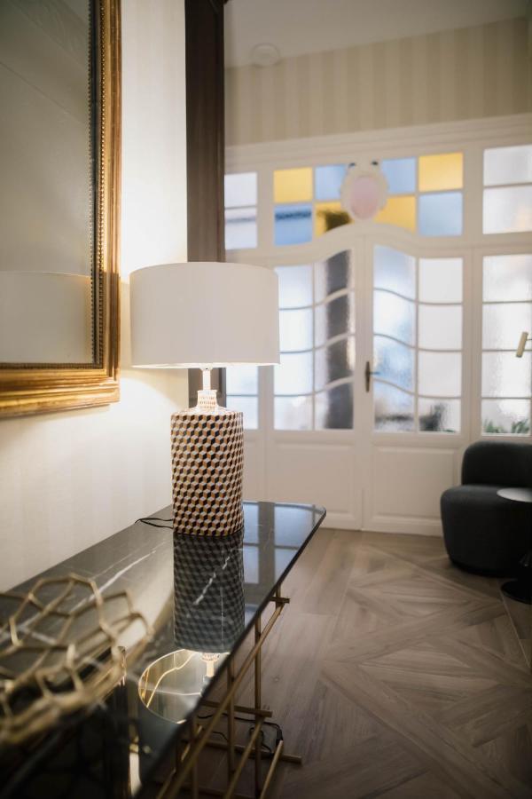 ולנסיה Myr Palacio Vallier מראה חיצוני תמונה A table lamp