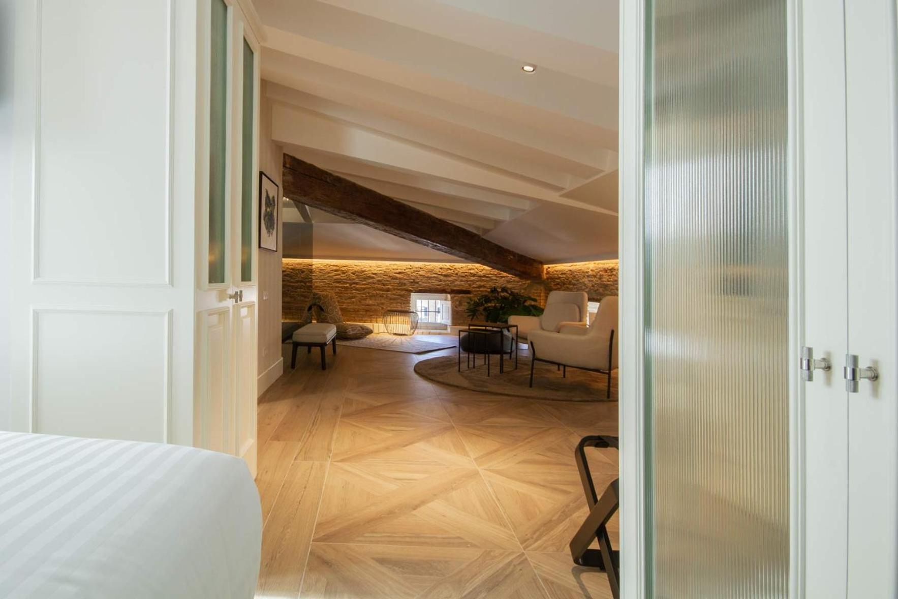 ולנסיה Myr Palacio Vallier מראה חיצוני תמונה A suite at the Hotel Herzog