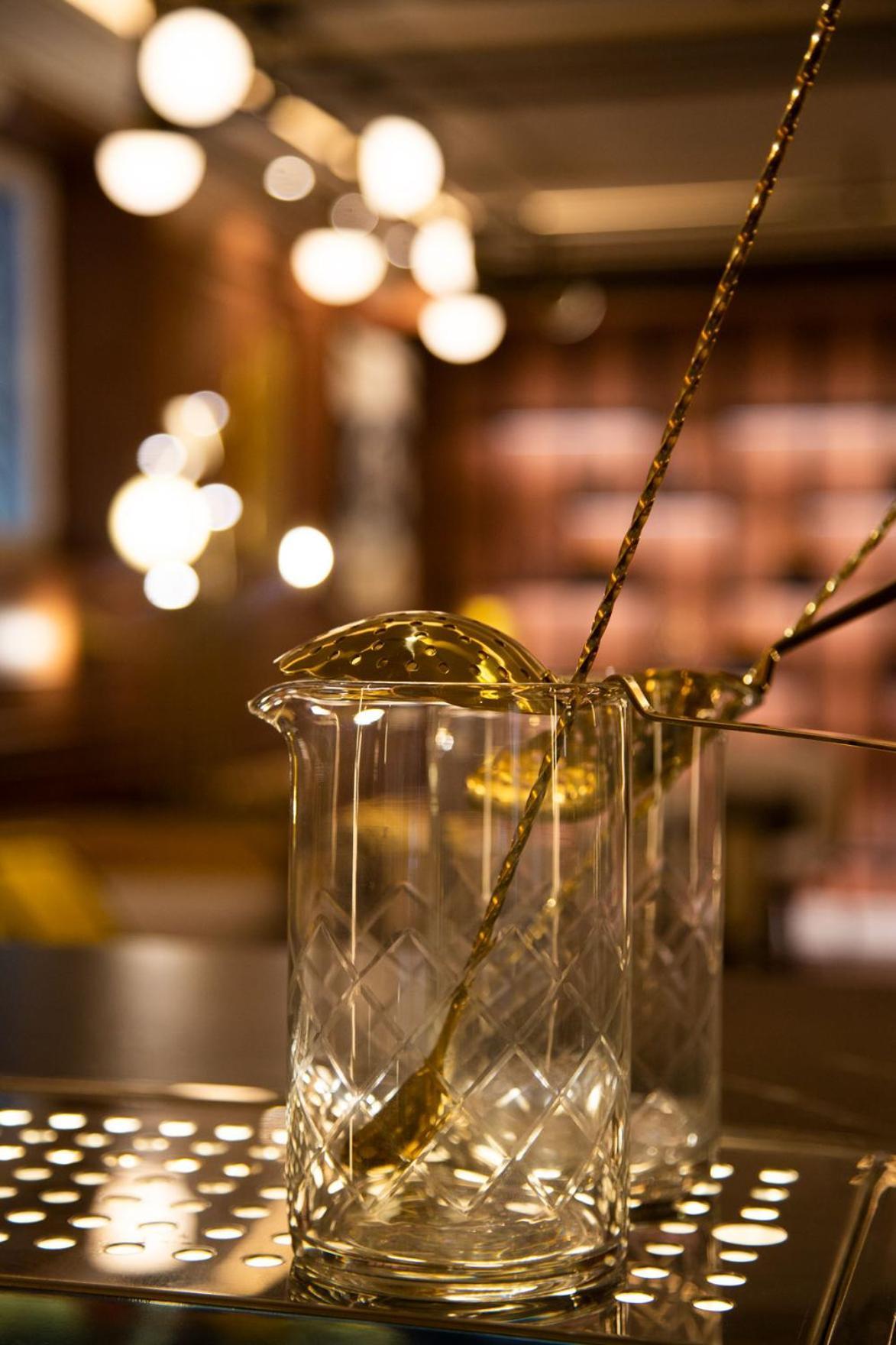 ולנסיה Myr Palacio Vallier מראה חיצוני תמונה Mixing a cocktail