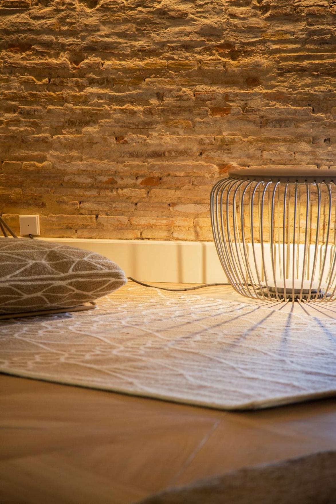 ולנסיה Myr Palacio Vallier חדר תמונה A lamp