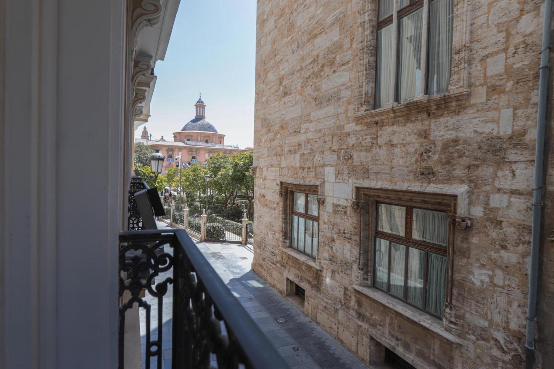 ולנסיה Myr Palacio Vallier מראה חיצוני תמונה View of the White Tower from the hotel